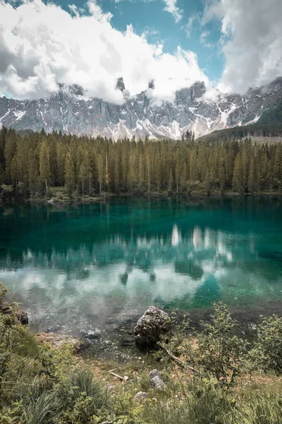 Małe Alpejskie Jezioro Carezzaa Dolomitach Południowym Tyrolu Włochy Idealne Tapety — Zdjęcie stockowe