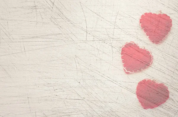 Pandangan Atas Closeup Hati Dijahit Merah Muda Pada Tekstur Putih — Stok Foto