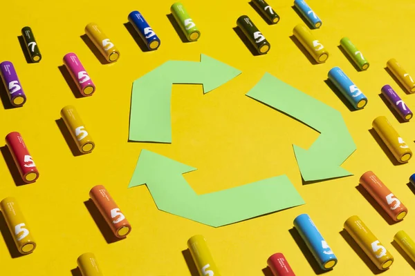 Знак Переробки Барвистими Батареями Жовтій Поверхні — стокове фото