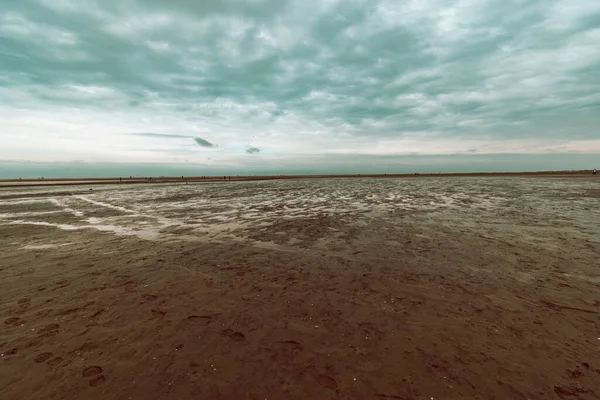 德国博尔库姆海滩在令人叹为观止的云彩下的美丽景色 — 图库照片
