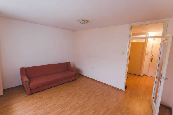 白い壁と茶色のソファ付きの空のアパートの家 — ストック写真