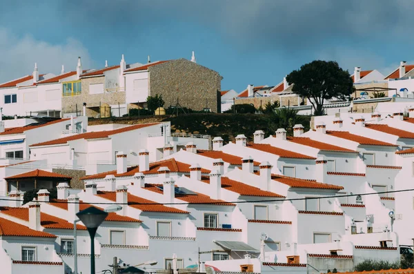 Řada Bílých Domů Proti Zamračené Obloze Portugalsku — Stock fotografie