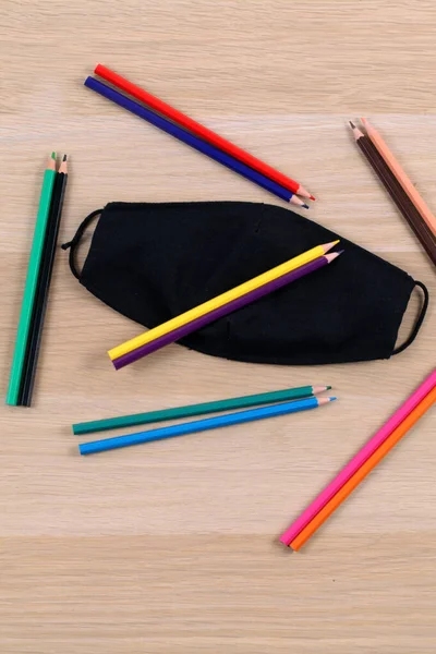 색깔의 연필이 마스크를 위에서 바라본 — 스톡 사진