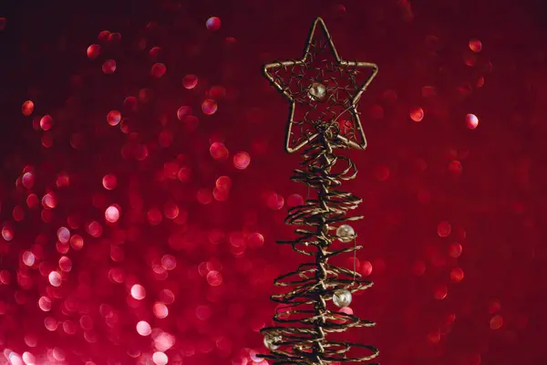 Detailní Záběr Vánoční Dekorace Červeném Lesklém Pozadí — Stock fotografie