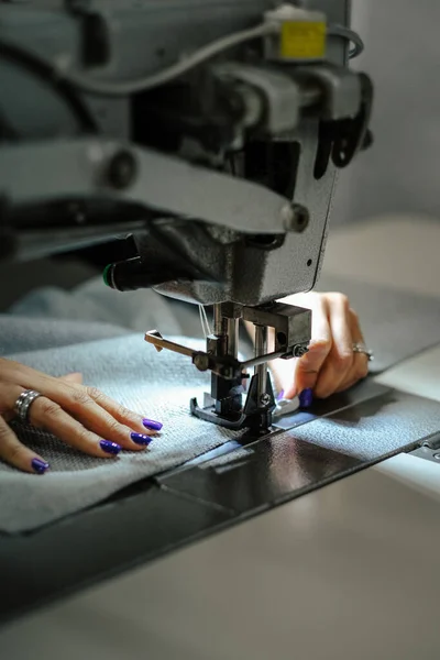 Plan Vertical Des Mains Féminines Aide Une Machine Coudre — Photo