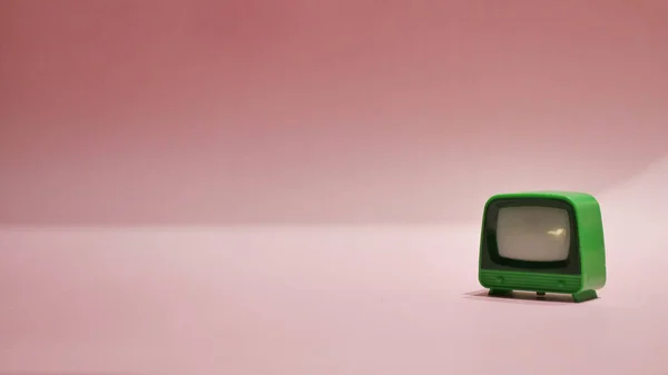 Крупный План Небольшой Зеленый Винтажный Телевизор Игрушка Изолированы Светло Розовом — стоковое фото