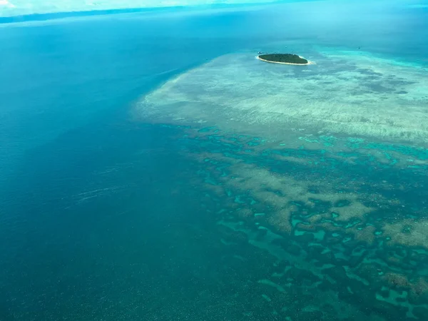 Krásný Výhled Ostrůvek Uprostřed Oceánu Slunečného Dne — Stock fotografie