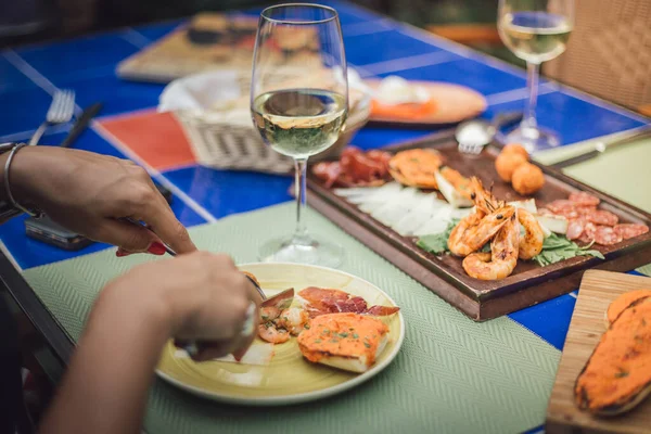 Primer Plano Una Persona Comiendo Mariscos Servidos Con Vino Blanco — Foto de Stock