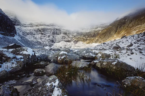 Ein Gefrorener Fluss Einer Verschneiten Schlucht Winter — Stockfoto