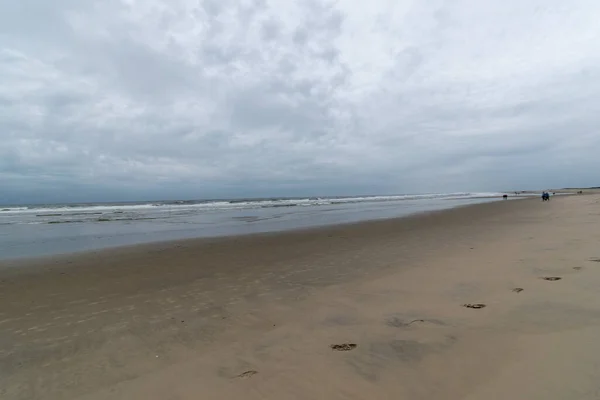 Uma Bela Vista Uma Praia Areia Sob Nuvens Deslumbrantes Borkum — Fotografia de Stock