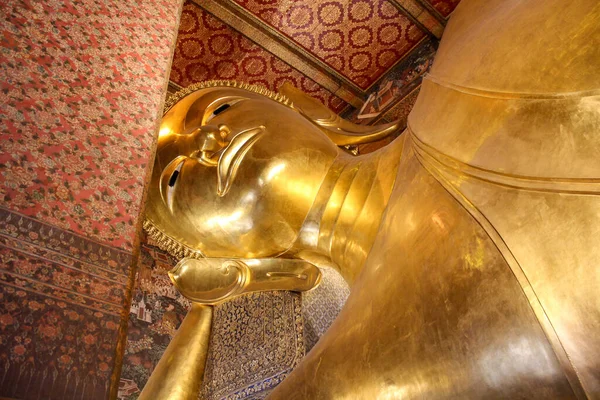 Bangkok Tayland Daki Vimolmangklararm Rajwaramahaviharn Daki Buda Heykelinin Alçak Açılı — Stok fotoğraf