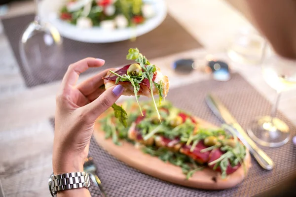 Colpo Angolo Alto Una Donna Che Mangia Piatto Antipasto Ristorante — Foto Stock