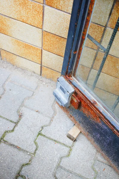 錆びたドアの縁の垂直ショット — ストック写真