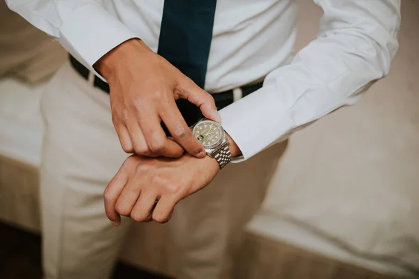 Närbild Elegant Affärsman Justera Sin Lyxiga Armbandsur Handen — Stockfoto