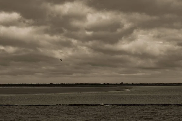 Une Vue Imprenable Sur Une Mer Orageuse Sous Des Nuages — Photo