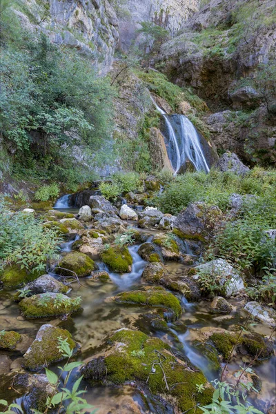 Вертикальный Снимок Небольшого Водопада Окруженного Скалами Зеленью Заповеднике Хеллин Испания — стоковое фото