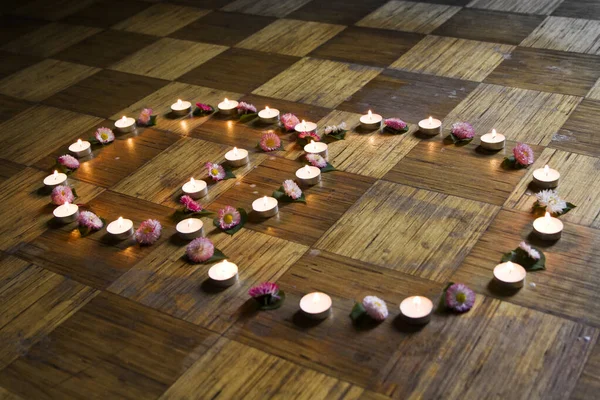 Lit Κεριά Και Λουλούδια Διακόσμηση Στο Πάτωμα — Φωτογραφία Αρχείου