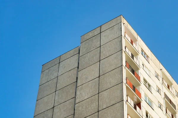 Egy Alacsony Szögű Felvétel Egy Lakóépületről Kék Égbolttal Szemben — Stock Fotó