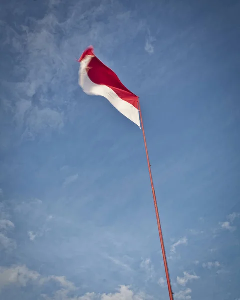 Colpo Verticale Angolo Basso Della Bandiera Indonesiana — Foto Stock