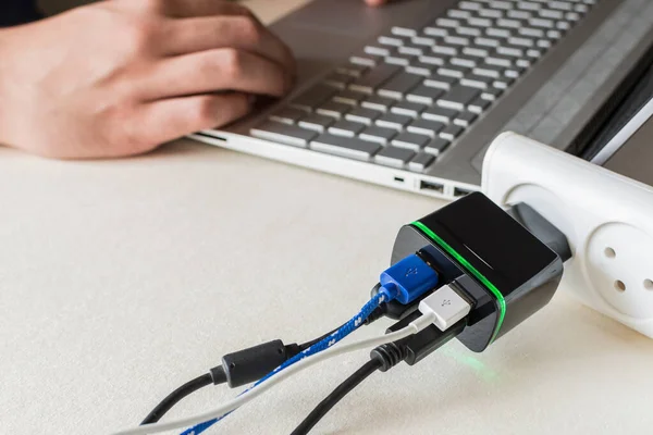 Eine Nahaufnahme Verschiedener Kabel Die Mit Mehreren Usb Ladegeräten Einem — Stockfoto