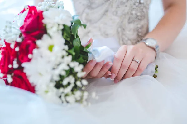 Eine Braut Mit Einem Rosa Weißen Blumenstrauß — Stockfoto
