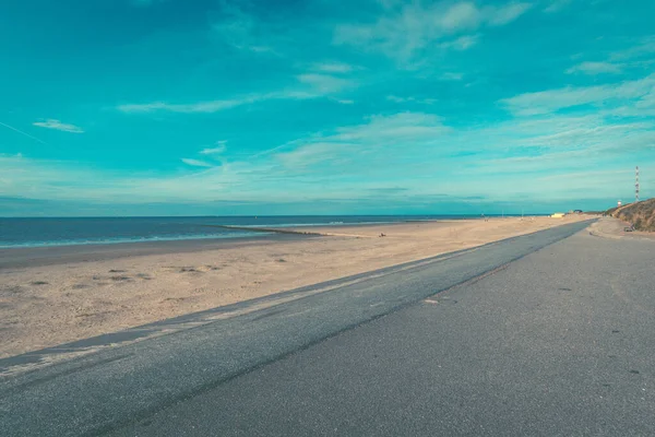 Uma Bela Vista Uma Praia Sob Nuvens Deslumbrantes Borkum Alemanha — Fotografia de Stock