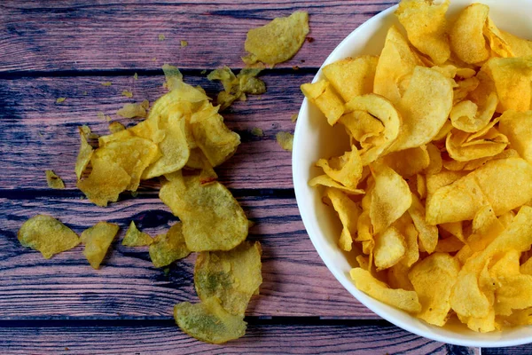 Uma Vista Superior Close Deliciosos Chips Uma Tigela Branca Colocada — Fotografia de Stock