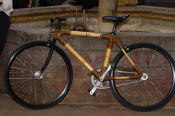 Zaparkowany Bambusowy Rower Zewnątrz — Zdjęcie stockowe