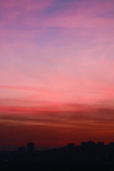 耶利文 阿肯色州 1970年1月1日 美丽的日落天空在建筑物轮廓上的垂直镜头 — 图库照片