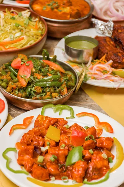 Крупный План Индийского Ресторана Вегетарианский Тали Рисом Пури — стоковое фото