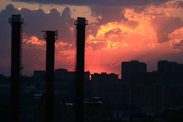 Fascinante Cielo Atardecer Contra Las Siluetas Los Edificios —  Fotos de Stock