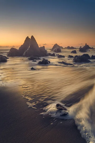 Gün Batımında Denizin Köpüklü Sularındaki Kaya Oluşumları — Stok fotoğraf