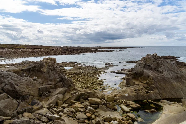 Schöne Aufnahme Von Meereswellen Die Auf Felsen Strand Treffen — Stockfoto