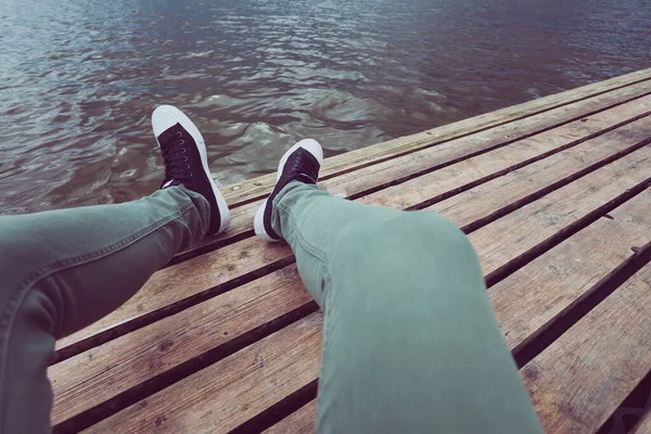 Человек Сидящий Деревянной Доске Перед Озером — стоковое фото
