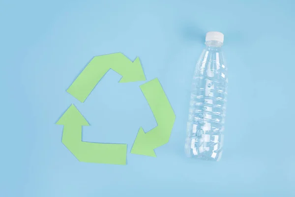 Вид Зверху Пластикову Пляшку Знак Переробки Синій Поверхні Концепція Переробки — стокове фото