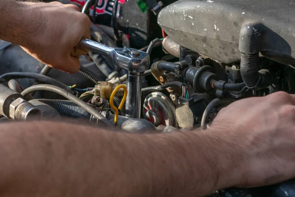 Een Close Van Mannelijke Handen Repareren Van Een Auto — Stockfoto