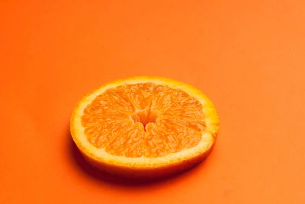 Gros Plan Une Tranche Orange Sur Fond Orange — Photo