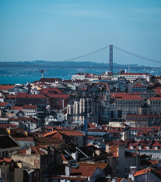 Lizbon Şehir Merkezindeki Modern Geleneksel Binaların Arka Planında Nisan Köprüsü — Stok fotoğraf