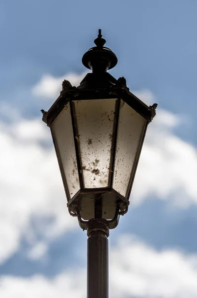 Tiro Vertical Uma Lâmpada Rua Suja Sob Luz Solar Céu — Fotografia de Stock