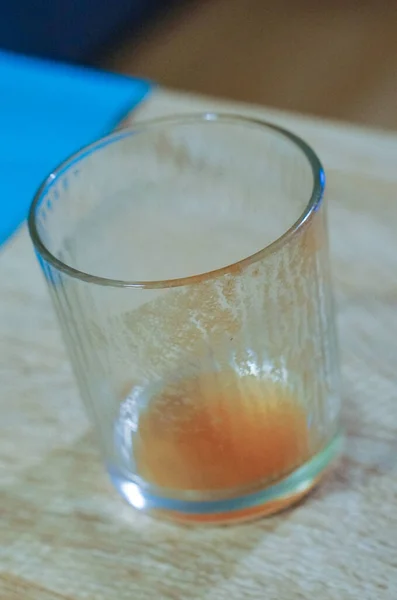 Eine Vertikale Aufnahme Eines Schmutzigen Glases Mit Etwas Saft Darauf — Stockfoto