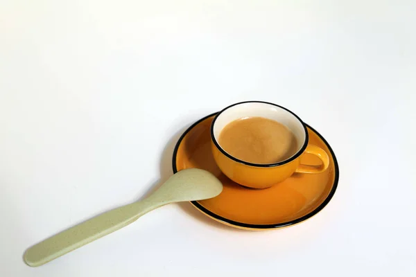 Gros Plan Une Tasse Jaune Pleine Café Avec Une Cuillère — Photo