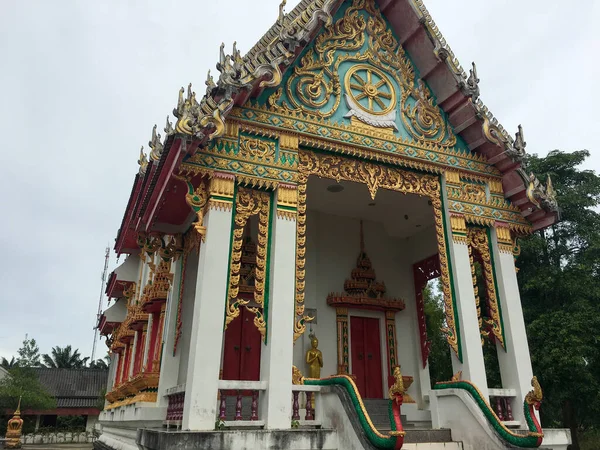 Låg Vinkel Utsikt Över Vackert Inredda Buddist Temple Omgiven Träd — Stockfoto