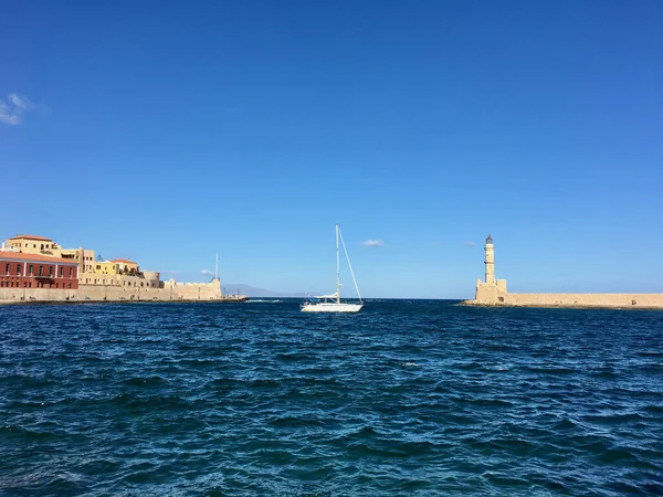 背景にチャニアの灯台と ヴェネツィアの港 を持つ景勝地 クレタ島 — ストック写真