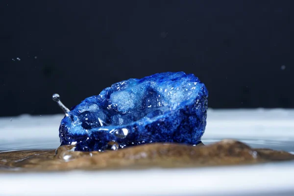 Egy Gyönyörű Közelkép Rétegek Agate Kék Egy Sötét Háttér — Stock Fotó
