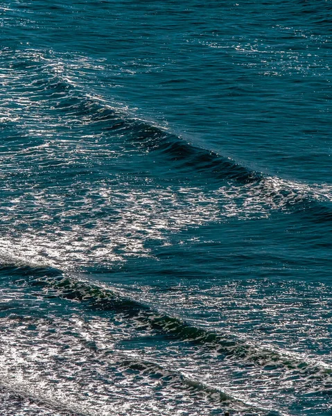 波状の青い海の垂直ショット モバイルに最適 — ストック写真