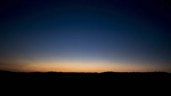 Μια Όμορφη Φωτογραφία Ενός Τοπίου Σιλουέτα Ένα Πολύχρωμο Μεγαλοπρεπές Ουρανό — Φωτογραφία Αρχείου
