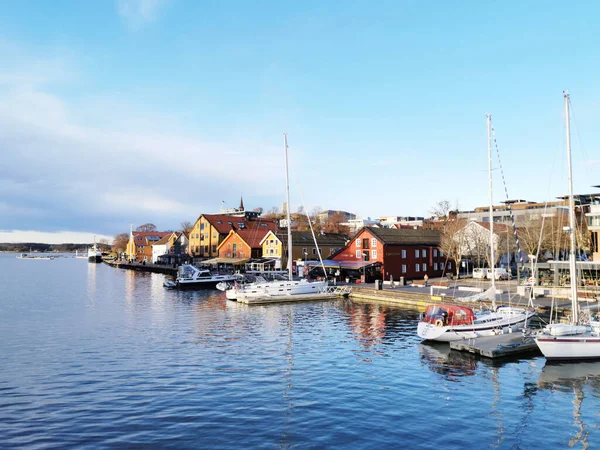 Casas Barcos Estacionados Beira Mar Capturados Tonsberg Noruega — Fotografia de Stock