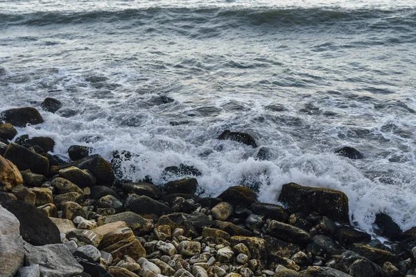 石の海岸に打ち寄せる波の風景 — ストック写真