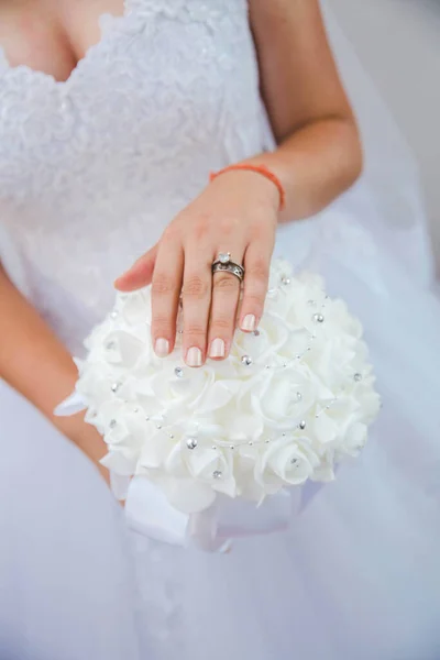 Primo Piano Una Sposa Che Tiene Mazzo Fiori Mostra Sua — Foto Stock