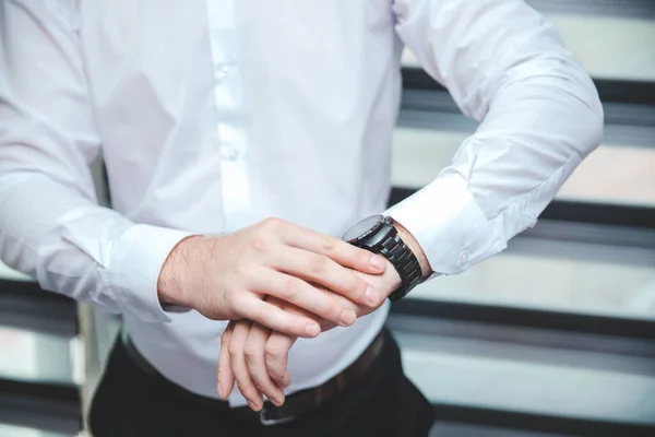 Hombre Con Una Camisa Blanca Mirando Reloj — Foto de Stock